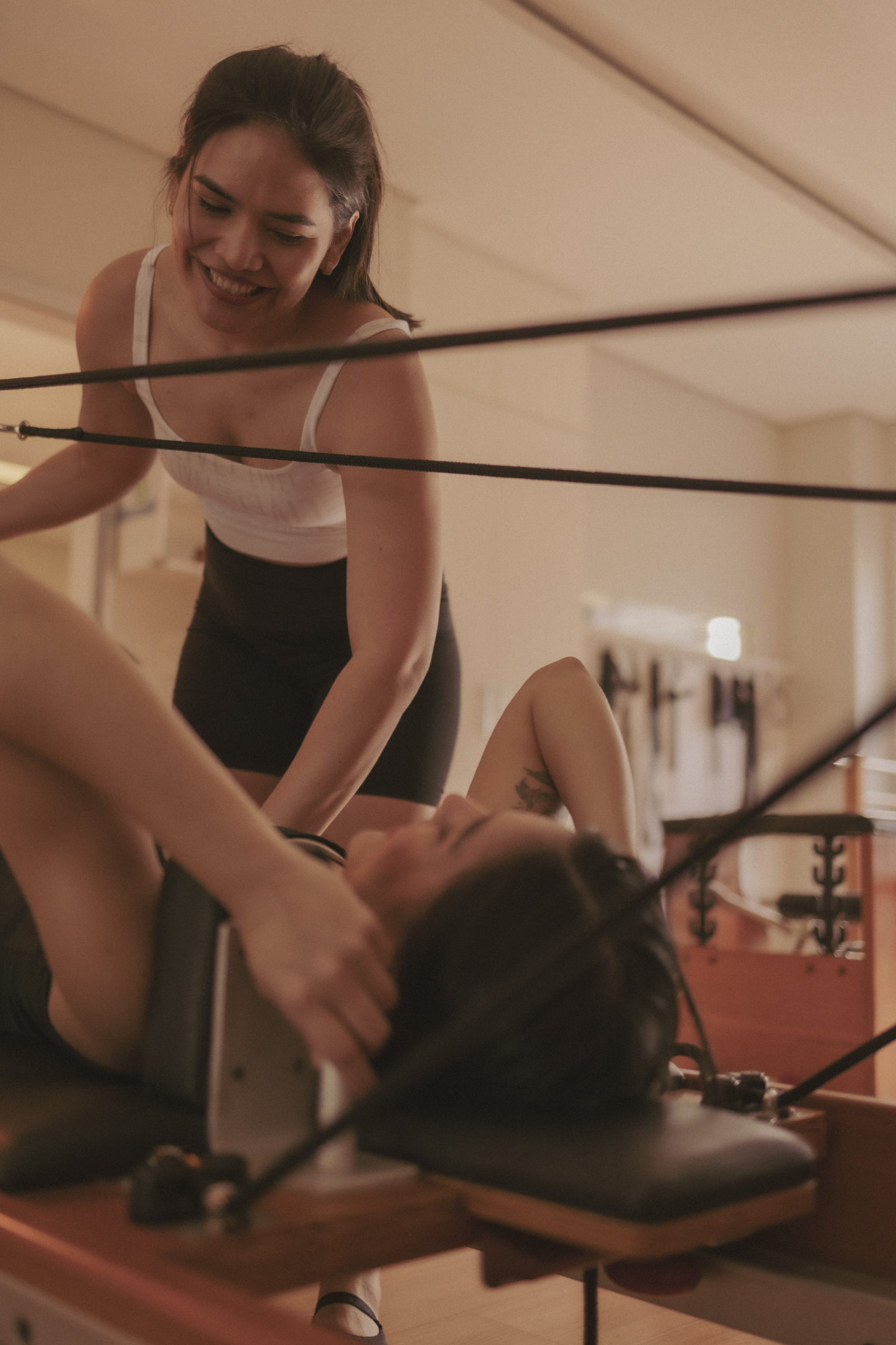 Acompanhamento de exercicio de Pilates com fisioterapeuta na Unit Pilates