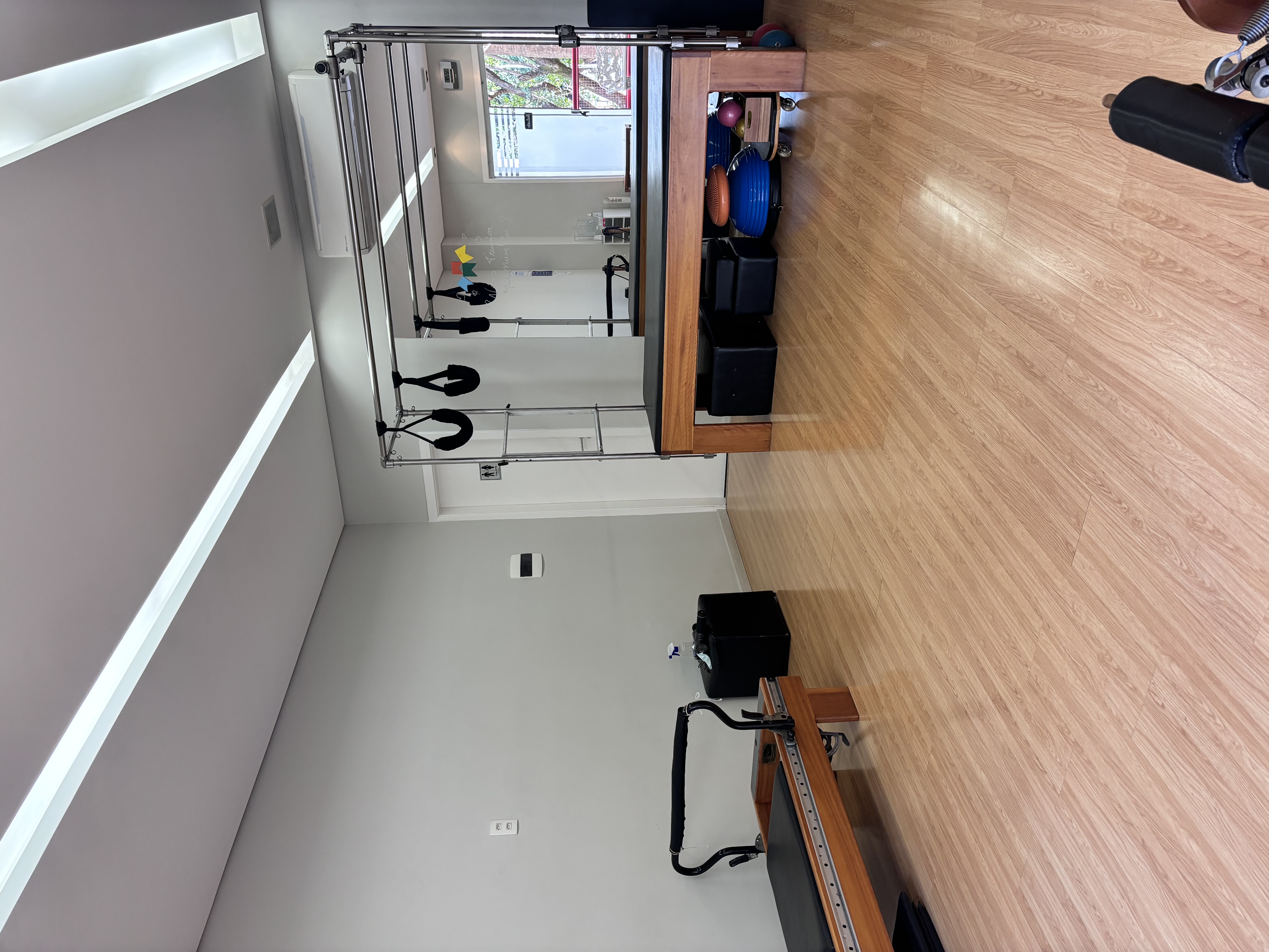 Interior do estúdio Unit Pilates — Cadillac, Reformers e equipamentos completos