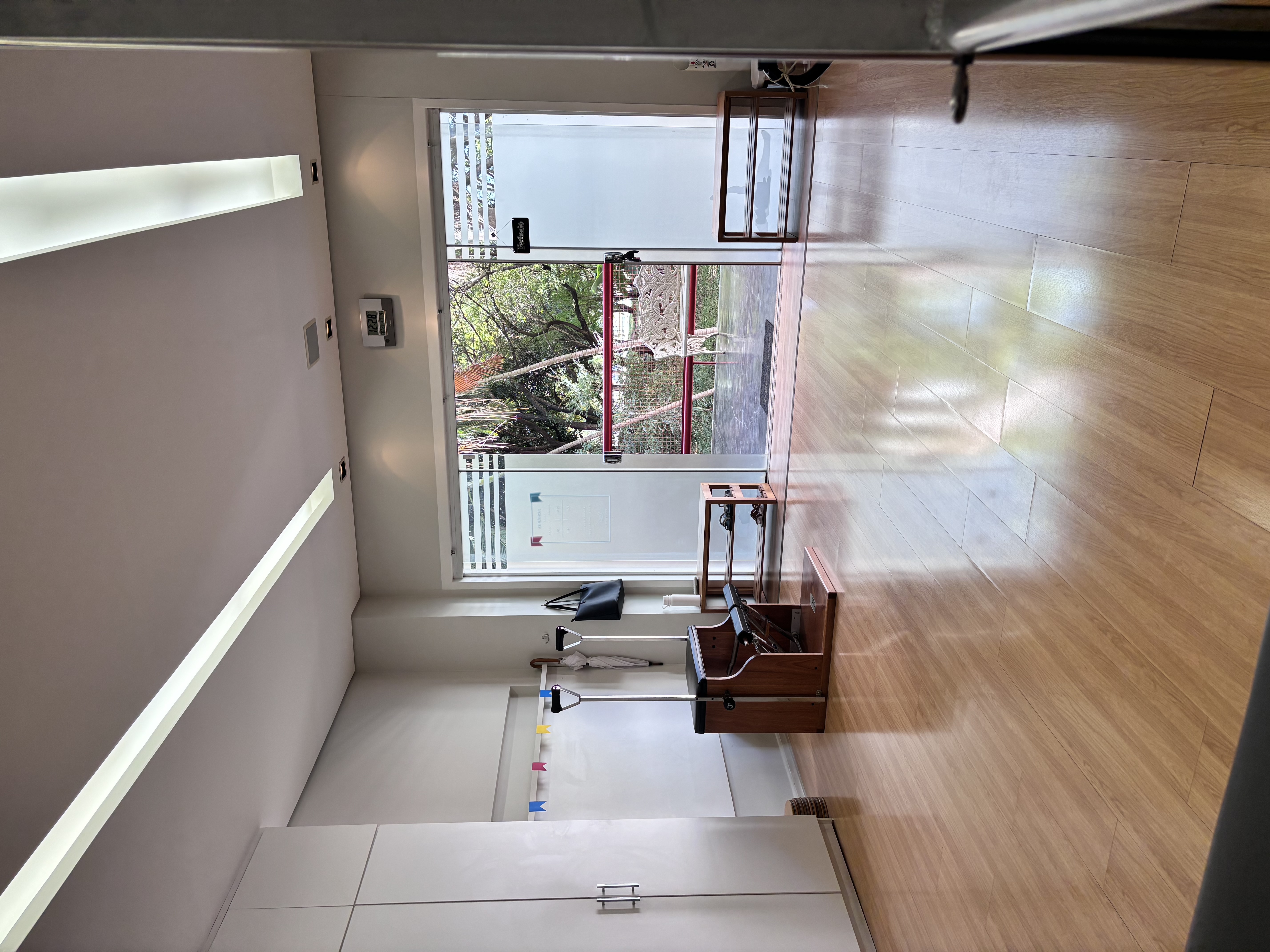 Sala de Pilates com janela e iluminação natural