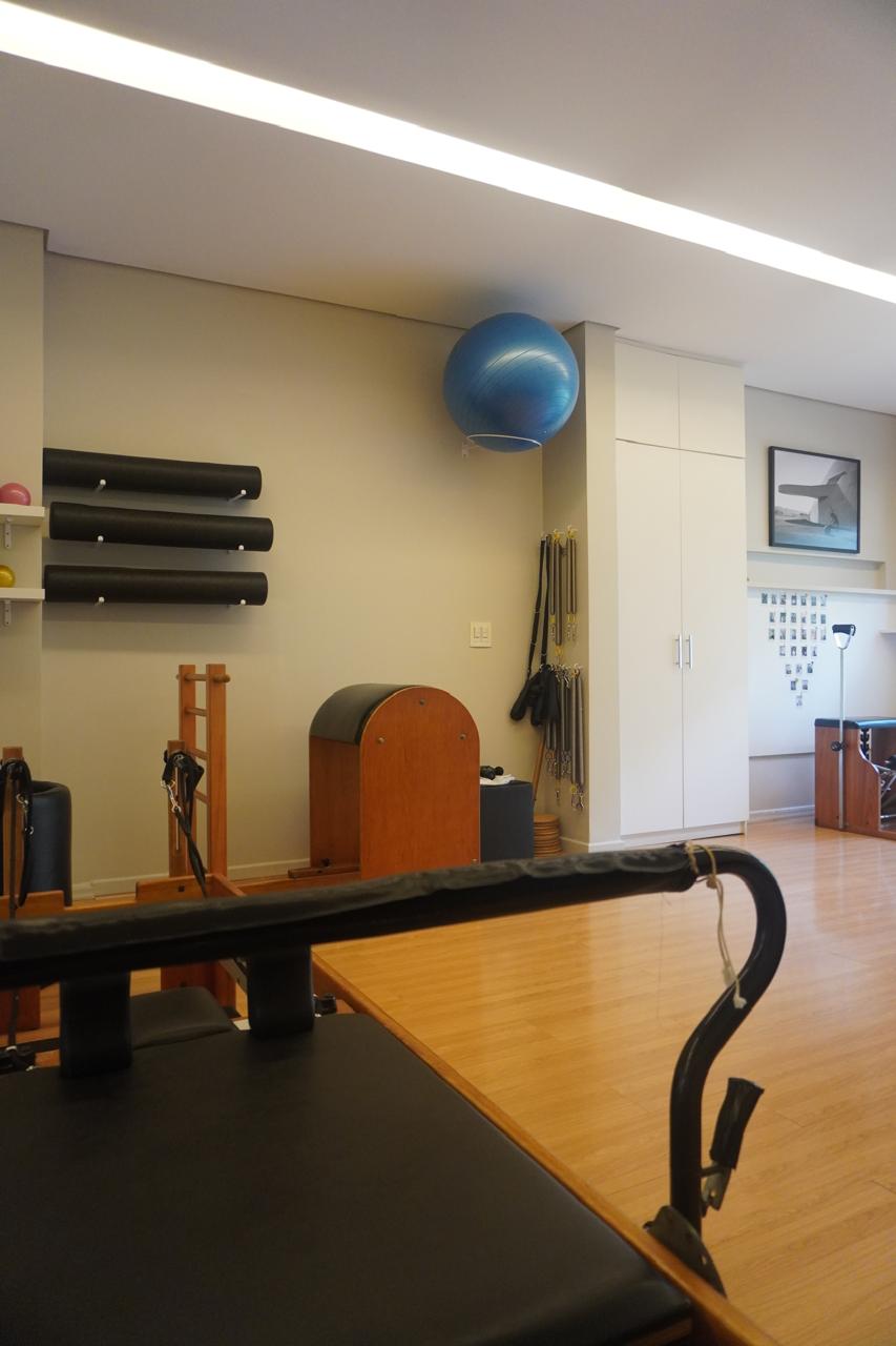 Equipamentos do estúdio Unit Pilates — visão geral da sala