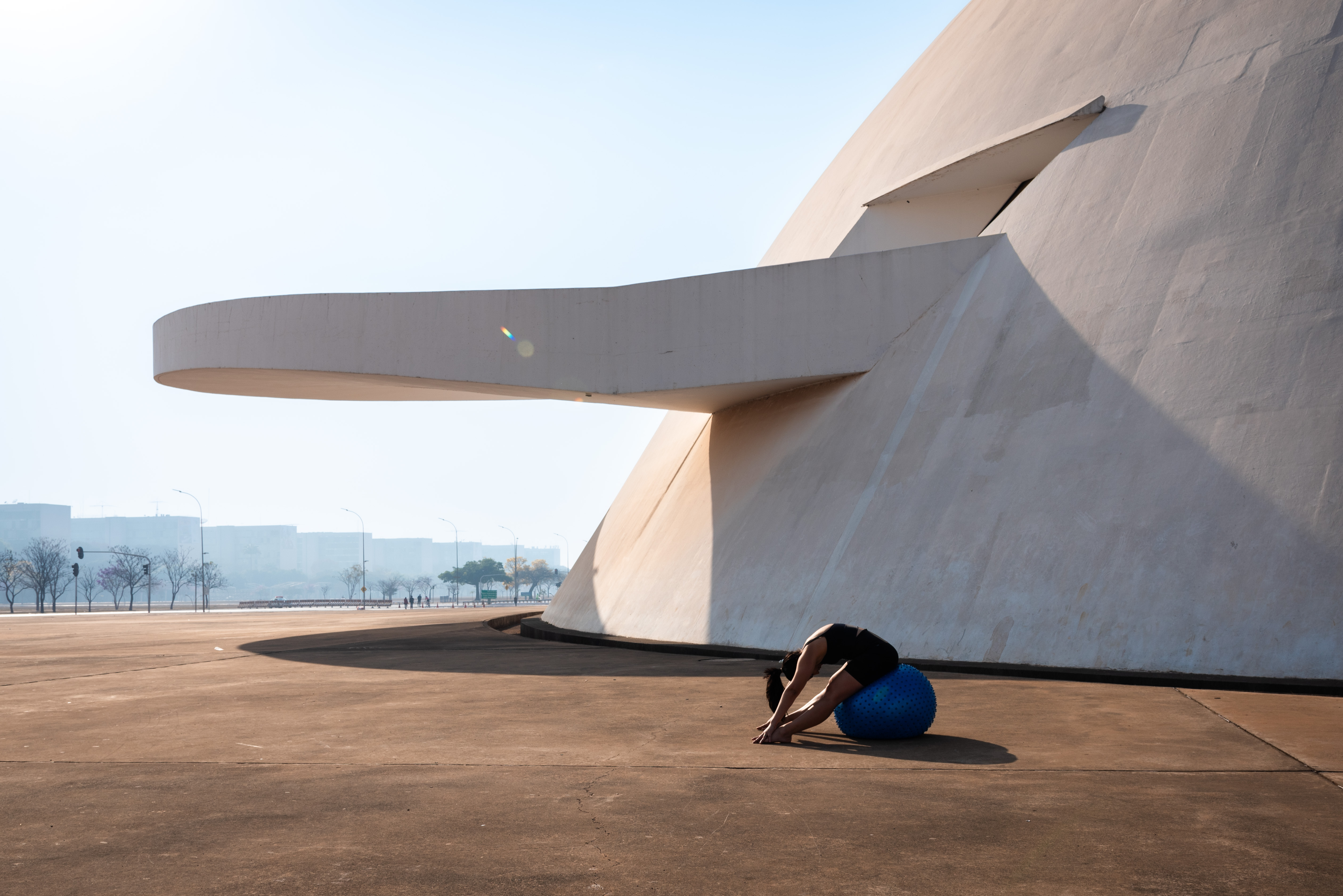 Movimento de Pilates com apoio na bola em ritmo controlado